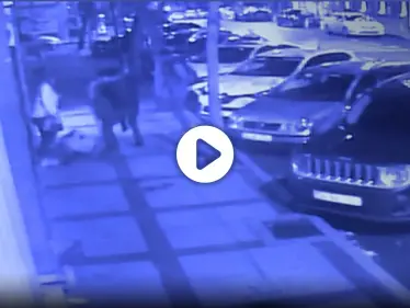 بالفيديو|| مواطن تركي يهاجم بـ"سكين" 3 سُيِّاح روس وسط إسطنبول مستفرداً بامرأة منهم - وكالة ستيب نيوز