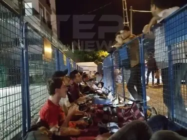 سوريون ينامون أمام شعبة سلطان بيلي للأجانب في مدينة اسطنبول بتركيا ليلة أمس في انتظار دورهم صباحاً لتصحيح أوضاع إقاماتهم - وكالة ستيب نيوز