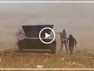 مقطع مصور من خلف تحصينات قوات النظام يظهر استهداف آلية بريف حماة (فيديو) - وكالة ستيب نيوز