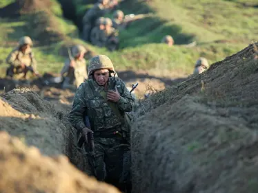 الحدود الأذربيجانية الأرمينية تشتعل مجدداً.. عشرات العساكر الأرمينيين قتلى وأسرى ويريفان تحمّل باكو المسؤولية - وكالة ستيب نيوز