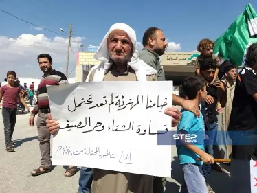 تحت شعار "الثورة جمعتنا ورايتها وحدتنا"، خرجت مظاهرة في معبر باب السلامة الحدودي مع تركيا - وكالة ستيب نيوز