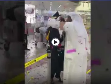 بالزهور والغناء.. أب في المطار يحتفل بتخرج وعودة ابنته التي كانت تدرس خارج الكويت (فيديو) - وكالة ستيب نيوز