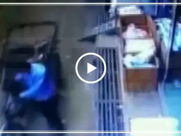 نجاة طفلٍ سقط من الطابق الثاني.. وصفه الأهالي بالـ "معجزة" (فيديو) - وكالة ستيب نيوز