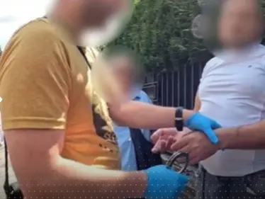 شاهد|| لحظة اعتقال شاب مصري في بريطانيا.. هذه التهمة التي وجهت له - وكالة ستيب نيوز