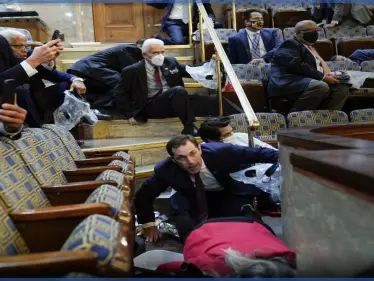 بالفيديو|| كمامة تتسبب بمشاجرة وخلافٍ حاد بين نائبتين في الكونغرس الأمريكي - وكالة ستيب نيوز