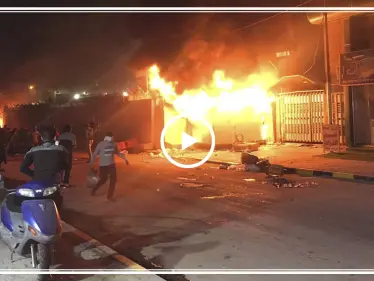 بالفيديو| المتظاهرون العراقيون ينزلون علم إيران ويحرقون قنصليتها بالنجف! - وكالة ستيب نيوز
