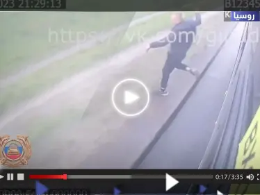 مشهد مؤلم يوثق لحظة قفز شاب من حافلة أثناء سيرها بسرعة (فيديو) - وكالة ستيب نيوز