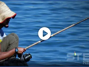 بالفيديو|| لحظة إخراج سمكة حية من جوف صياد مصري بعد أنّ علقت بقصباته الهوائية - وكالة ستيب نيوز