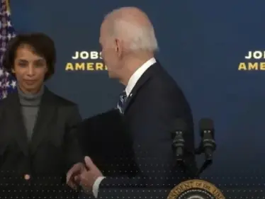 شاهد ماذا فعل بايدن عندما سألته صحافية عن منطاد التجسس الصيني - وكالة ستيب نيوز