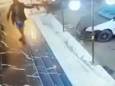 بالفيديو|| قيادي حوثي يقتل شخصين بأحد شوارع صنعاء ويصيب آخرين ثم يدخل فندقاً "لمضغ القات" - وكالة ستيب نيوز