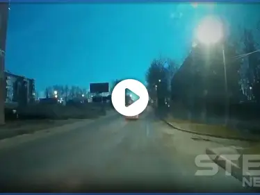 بالفيديو|| بكاميرا سيارته.. روسي يوثق انفجار نيزك كبير في السماء وسطوعه يدهش أهالي المنطقة - وكالة ستيب نيوز