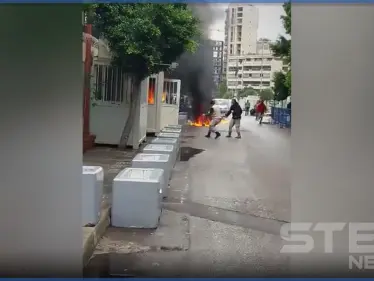 بالفيديو|| في مشهدٍ مخيف.. مواطن لبناني يحرق نفسه أمام مركز الضمان الاجتماعي - وكالة ستيب نيوز