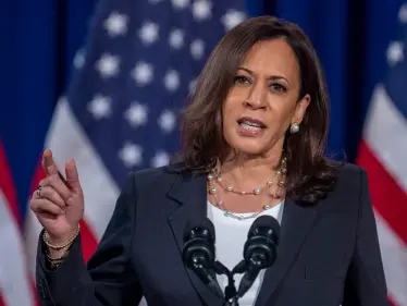 بعد أن حكمت أمريكا 90 دقيقة.. كامالا هاريس تنشر صورة لها مع بايدن بمناسبة عيد ميلاده - وكالة ستيب نيوز