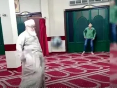الأوقاف المصرية تعلق على فيديو إمام يلعب كرة القدم داخل أحد المساجد (فيديو) - وكالة ستيب نيوز