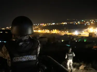 الأمن الأردني يفض تجمعاً عشائرياً بالقنابل المسيلة للدموع بعد مطالبتهم بأمر (فيديو) - وكالة ستيب نيوز