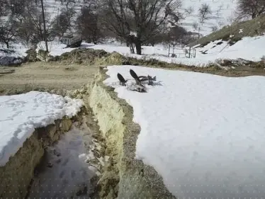 بصور لقرية قسمها الزلزال لشقين.. الكوارث التركية تكشف كم متراً تحركت "القشرة الأرضية" - وكالة ستيب نيوز