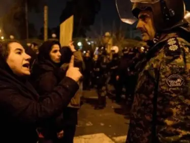 بالفيديو|| خامنئي يتبرأ.. ومنظمة حقوقية تكشف تفاصيل مروعة عن طرق سحق إيران للتظاهرات السلمية - وكالة ستيب نيوز