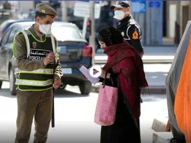 بالفيديو|| صراخ شديد ولكمات أثناء شجار بين فتاتين وشرطي أمام محطة قطار في المغرب - وكالة ستيب نيوز