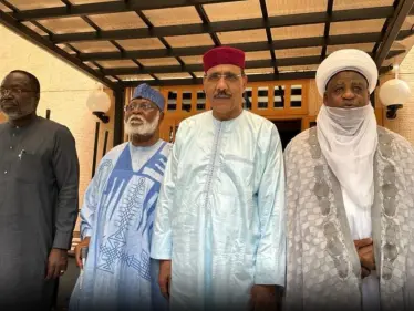 وفد إيكواس يلتقي رئيس النيجر المعزول محمد بازوم وينقل 