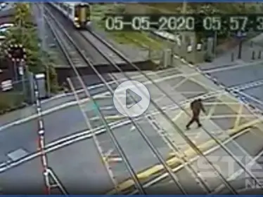 بالفيديو|| ثواني قليلة فصلت بينه وبين الموت .. بريطاني ينجو بأعجوبة من عجلات قطار سريع - وكالة ستيب نيوز