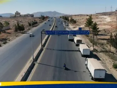 بعد وقف إطلاق النار.. الحكومة السورية ترسل قافلة مساعدات إنسانية إلى السويداء - وكالة ستيب نيوز