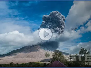 بالفيديو|| بركان إندونيسيا المدمر.. يعود للثوران من جديد وينفث أعمدة دخان بارتفاع 5 ألاف متر - وكالة ستيب نيوز