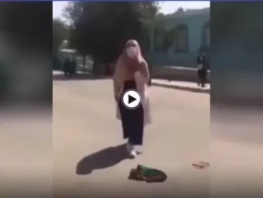 بالفيديو|| طالبان تضرب النساء وسط الطريق أمام المارة وفتاة تشتكي هجوم مسلحي الحركة عليها - وكالة ستيب نيوز