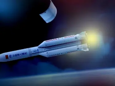 شاهد الصورة الأولى للصاروخ الصيني عقب خروجه عن السيطرة تماماً - وكالة ستيب نيوز