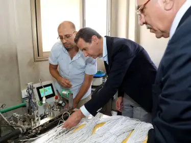 بشار الأسد بعد توليه الرئاسة السورية مجدداً يزور مدينة عدرا الصناعية.. شاهد ما فعله هناك - وكالة ستيب نيوز