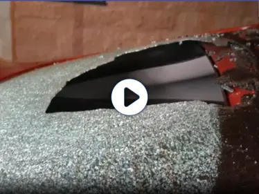 فتاة أردنية تحطم زجاج أكثر من 15 مركبة وتصرخ بشكل هستيري.. والأهالي يحاولون إيقافها (فيديو وصور) - وكالة ستيب نيوز