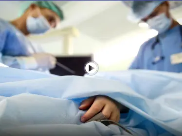 لحظة مروعة لأطباء جراحة وهم يرقصون ويغنون أثناء إدخال أنبوب فولاذي ببطن مريض فاقد للوعي (فيديو وصور) - وكالة ستيب نيوز