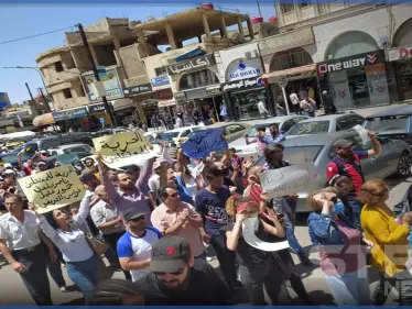 بالفيديو|| مظاهرات بالسويداء تؤكد المطالبة بإسقاط رأس النظام السوري.. وضباط أمنيين يصفونها بـ "غير العقلانية" - وكالة ستيب نيوز
