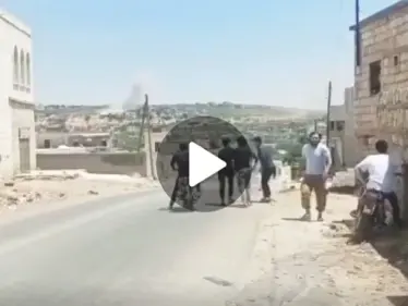 شاهد لحظة تساقط القذائف أثناء خروج المصلين من مسجد بلدة إبلين بريف إدلب بعد تأدية صلاة الجمعة - وكالة ستيب نيوز