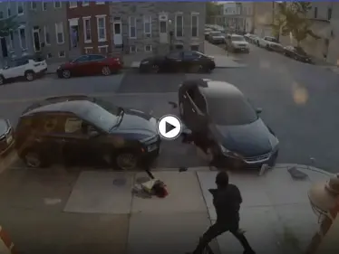 بالفيديو|| امرأة أمريكية تلاحق زوجها بالسيارة وتحاول دهسه عدة مرات بمنتصف الطريق - وكالة ستيب نيوز