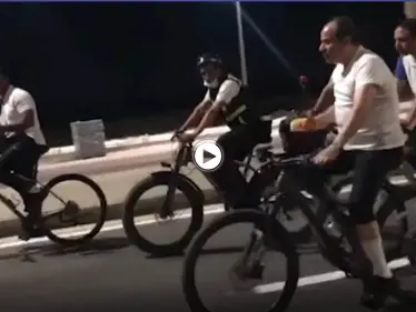 بالفيديو|| السيسي يتجول فجراً على دراجة هوائية ويمازح مجنداً من حراسه - وكالة ستيب نيوز