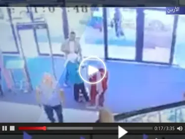 شاهد ماذا فعل شاب أردني بخطيبته السابقة في أحد المولات التجارية بمدينة إربد - وكالة ستيب نيوز