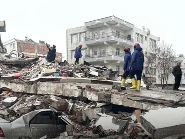 عثروا عليه بعد 70 ساعة.. شاهد ماذا طلب لاجىء سوري عالق تحت الأنقاض بتركيا - وكالة ستيب نيوز