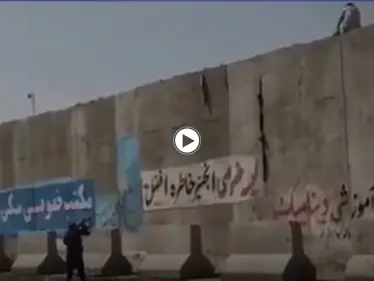 شاهد|| كيف تعامل مرشد طلابي مع تلميذ أفغاني حاول الهروب من سور المدرسة - وكالة ستيب نيوز