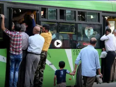 فيديو|| بحركةٍ جنونية معاون سائق باص يطلق النار على الركاب لتفريقهم بريف حماة - وكالة ستيب نيوز
