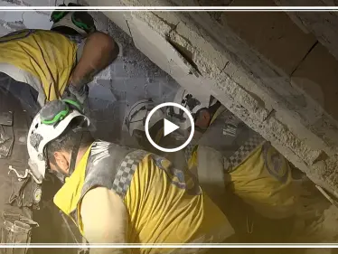 استخراج الجرحى من تحت الأنقاض بعد استهداف الطيران الروسي لمزارع شمال مدينة معرة النعمان 20/08/2019 - وكالة ستيب نيوز