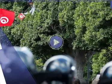 بالفيديو|| الجيش التونسي يدخل عقارب بعد انسحاب قوات الأمن على خلفية حرق مقر "الحرس الوطني" - وكالة ستيب نيوز