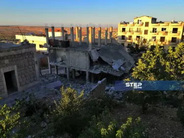 آثار قصف نظام الأسد وحليفته روسيا بالصواريخ العنقودية على مدينة كفرنبل بريف إدلب - وكالة ستيب نيوز