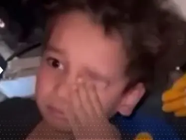 بالفيديو|| أنقذوه وهو نائم.. ردة فعل طفل تركي "تُفاجىء" رجال الإنقاذ وسؤاله أضحكهم - وكالة ستيب نيوز