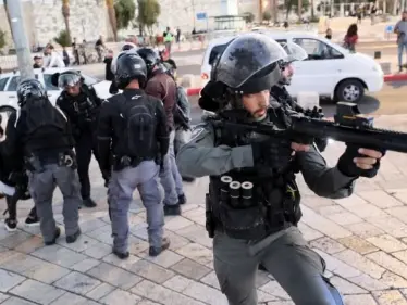 بالفيديو|| عملية طعن وسط القدس وإسرائيل تتحرك عسكرياً بآلاف الجنود - وكالة ستيب نيوز