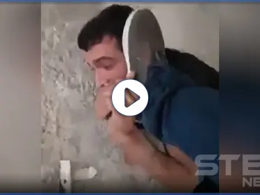 بالفيديو|| تاجر يهين عامل لديه ويدوس على رأسه طالباً منه تقبيل قدمه والسلطات تحقق - وكالة ستيب نيوز