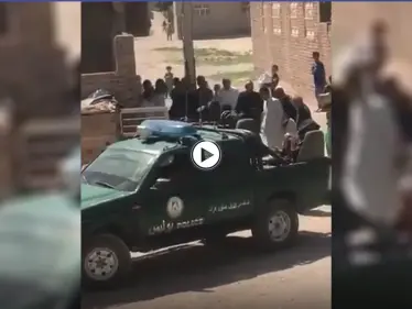 بالفيديو|| عنصران يجلدان امرأة أفغانية وسط العامة وصوت صرخاتها واستنجادها تملئ المكان - وكالة ستيب نيوز