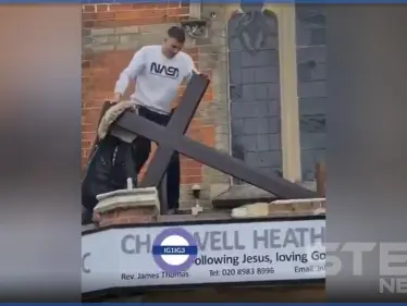 بالفيديو || ربما يكون "مختل عقليًا".. شاب ينتزع الصليب من فوق كنيسة في لندن - وكالة ستيب نيوز