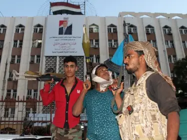 متظاهرون يقتحمون قصر المعاشيق الذي تتخذه الحكومة اليمنية مقرّاً لها ويصلون مساكن الوزراء - وكالة ستيب نيوز