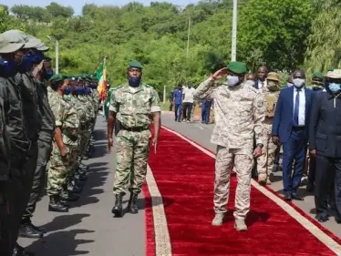 وقع أثناء ذبح الأضحية.. هجوم بسكين على رئيس مالي المؤقت أثناء تأديته صلاة العيد - وكالة ستيب نيوز