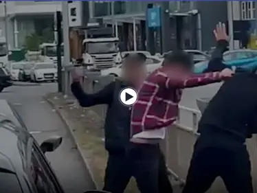 بالفيديو|| امرأة محجبة تدخل وسط شجار محتدم بين ثلاثة شبان بالركلات واللكمات وهذه ردة فعلهم - وكالة ستيب نيوز